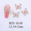 Macro-detail van 3D-laser vlinder nagelbedel met roze kristallen en gouden basis - Goud Roze Gradiënt Stijl (AG46)