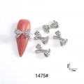 Detail van 8x13mm zilveren strik nagelkunst bedeltje met strasstenen op roze nagel - 1475# Zilveren Kristal Strikje / 13mm x 8mm