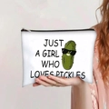 Canvas make-uptas met 'Just a girl who loves pickles' print vastgehouden door model - Augurken Meisje (jiayingpbb0165)