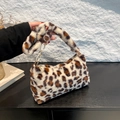 Modische Schultertasche mit Leopardenmuster aus Kunstpelz und goldener Kette - Weißes Leopardmuster