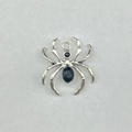 Vista dettagliata del ciondolo a ragno in argento con strass neri e anello di aggancio - Argento/Gemma Tutta Nera