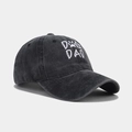 Dettaglio del cappellino in cotone lavato con ricamo bianco DOG DAD e impronta di zampa - Regolabile / Nero