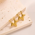 Gros plan de boucles d'oreilles en forme d'étoile en acier titane plaqué or 18 carats - EH075/Pentagramme Creux