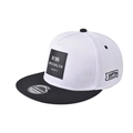 Detailaufnahme der Brooklyn N'86 Stickerei und hochwertigen Nähte auf der Snapback-Cap - Verstellbar / Weiß
