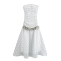 Elegantes trägerloses Polka-Dot-Kleid mit 3D-Blumenakzent und Rüschen-Taille, schmale Passform - XS / Weiß