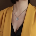 Collana minimalista in argento con ciondolo quadrato irregolare indossata da una modella - Color Acciaio