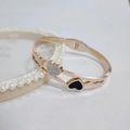 Bracciale rigido oro rosa con ciondoli a cuore bianco e nero in stile moderno - Bracciale Rigido Oro Rosa 365 (365 Rose Gold)