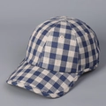 Primer plano detallado de la textura y costuras de la gorra de lino a cuadros azul - M (56-58cm) / Azul
