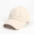 Détails d'une casquette en coton beige délavé avec déchirures et bordure effilochée - Réglable / Kaki