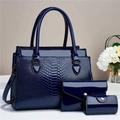 Juego de tres bolsos azul oscuro de charol con textura de cocodrilo y correa para el hombro - Azul