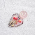 Handmade resin heart hair clip with pink dried flowers and golden glitter on white linen - Style C (Heart Shape Pink Flower)