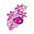 Dettaglio macro dell'elegante spilla in cristallo fucsia con accenti floreali argentati - Rosso Rosa (Base Argento)