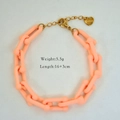 Detail des pfirsichrosa Gliederkettenarmbands mit Herzanhänger und Karabinerverschluss - Orange