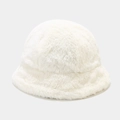 Gros plan sur la texture du bob en fausse fourrure blanche et le matériau pelucheux - M (56-58cm) / Chapeau Cloche à Sommet Rond / Blanc