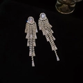 Gros plan de boucles d'oreilles flocon en argent avec franges en zircon et perles - Style de Gland en Strass à Plusieurs Rangs Dorés (9#)