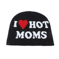 Detailansicht der schwarzen Strickmütze mit weißem I Heart Moms Schriftzug und Stickerei - I ❤️ HOT MOMS / Schwarz