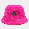 Detalle del sombrero de felpa rosa con bordado de trébol verde y textura de invierno - Talla única / Rosa Rojo