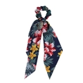 Detail van donkerblauwe scrunchie met lange linten en tropische bloemenpatronen - Grote Blauwe Bloem