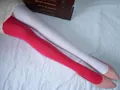 Détail de collants asymétriques en velours rose et blanc avec escarpins roses pointus - Entrejambe fermé / Rose rouge+Blanc