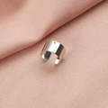 Dettaglio macro di un accessorio anello aperto in acciaio inossidabile argento con foro - Stile Anello Singolo con Foro (2#)