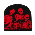 Gestrickte Totenkopf-Mütze in Schwarz und Rot mit eingewebten Skelett-Mustern - M (56-58cm) / Schwarz-Rot