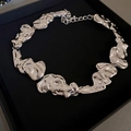 Collier en métal argenté à texture irrégulière présenté dans un écrin à bijoux noir - Collier en Argent
