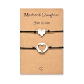 Détail du lot de bracelets Mère et Fille avec breloques cœur sur carte cadeau - Cœur Assorti