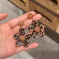 Elegante hars oorbellen met luipaardprint en amberkleurige bloemblaadjes chic - Zilveren oorbelpost - Koffie