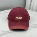 Dettaglio del ricamo Heart su berretto bordeaux con visiera sfrangiata effetto vintage - Borgogna
