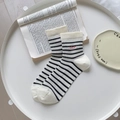 Calze bianche a righe nere con ricamo di lettere rosa in stile minimalista chic - Righe Nere