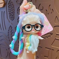 Süßer Cartoon-Puppen-Schlüsselanhänger mit lila Strickmütze und Regenbogen-Kleid - Lila