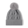 Graue Strickmütze mit flauschigem Bommel und dicker Rippstrick-Manschette für den Winter - Blaugrau