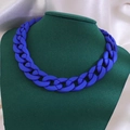 Collier tendance en maille cubaine épaisse en acrylique bleu mat sur un mannequin vert - Style Mat / Bleu