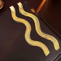 Vergoldete Dreieck-Ohrstecker mit langen Schlangenkettchen-Quasten und Wellenform - Gold