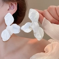 Gros plan sur de grandes boucles d'oreilles fleurs 3D blanches aux pétales mats - Design de Fleur à Trois Pétales (74#) / Blanc