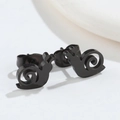 Minimalistische schwarze Schneckenohrstecker aus Edelstahl auf weißem Hintergrund - Schwarz
