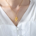 Collana con ciondolo a conchiglia in oro lucido e catena a sfere indossata da una modella - 40+5cm / Oro