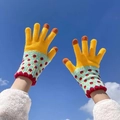 Guanti invernali in maglia gialla con punta touch e polsini a balze sotto il cielo blu - Giallo Touchscreen Floreale