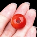 Einzelne rote Achatperle mit großem Loch, natürlicher Textur und polierter Oberfläche - Roter Achat (18mm Loch 5mm)