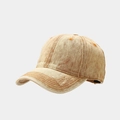Dettaglio macro del cappellino da baseball in denim lavato con cuciture rinforzate - Giallo
