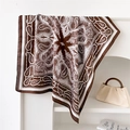 Dettaglio di sciarpa in seta con motivo paisley marrone e bianco su un supporto - 70*70cm / caffè
