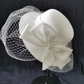 Chapeau bibi blanc élégant avec grand nœud et voile en résille pour mariage formel - Taille unique / Blanc