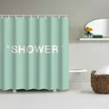 Detailansicht des minzgrünen wasserfesten Duschvorhangs mit weißem SHOWER Aufdruck - 90*180cm / Bohnengrün