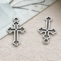 Dettaglio di ciondoli a croce cava in argento antico con estremità a forma di trifoglio - Croce Traforata-12x19mm-0,5g