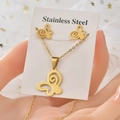 Dettaglio del set di gioielli a farfalla dorata con collana e orecchini in acciaio inox - TT-038 Farfalla Cava / Oro