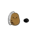 Cartoon Emaille Pin mit einer Kartoffel und dem Text I'M JUST A POTATO für Kleidung - Traurige Kartoffel