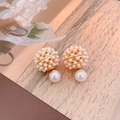 Dettaglio di orecchini placcati oro 18K con sfera a rete vintage e perla bianca - Perno in Argento - Orecchini a Bottone a Sfera di Perle Dorate