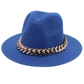 Chapeau Panama en paille bleue avec une grosse chaîne en acrylique dorée décorative. - Chapeau de Paille à Bord Plat / Bleu saphir