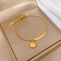 Dettaglio del bracciale dorato in acciaio inossidabile con ciondolo a forma di sorriso - Oro (M135)