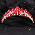 Dettaglio macro corona da sposa con cristalli rossi e strass argentati su seta nera - KC Oro Strass Rossi